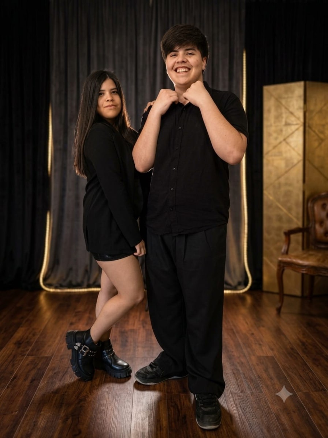 Foto formal de Pía y Alejo vestidos de negro